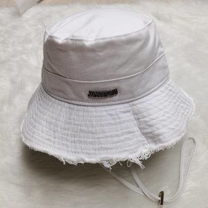 Jacquemus bucket hat in White.